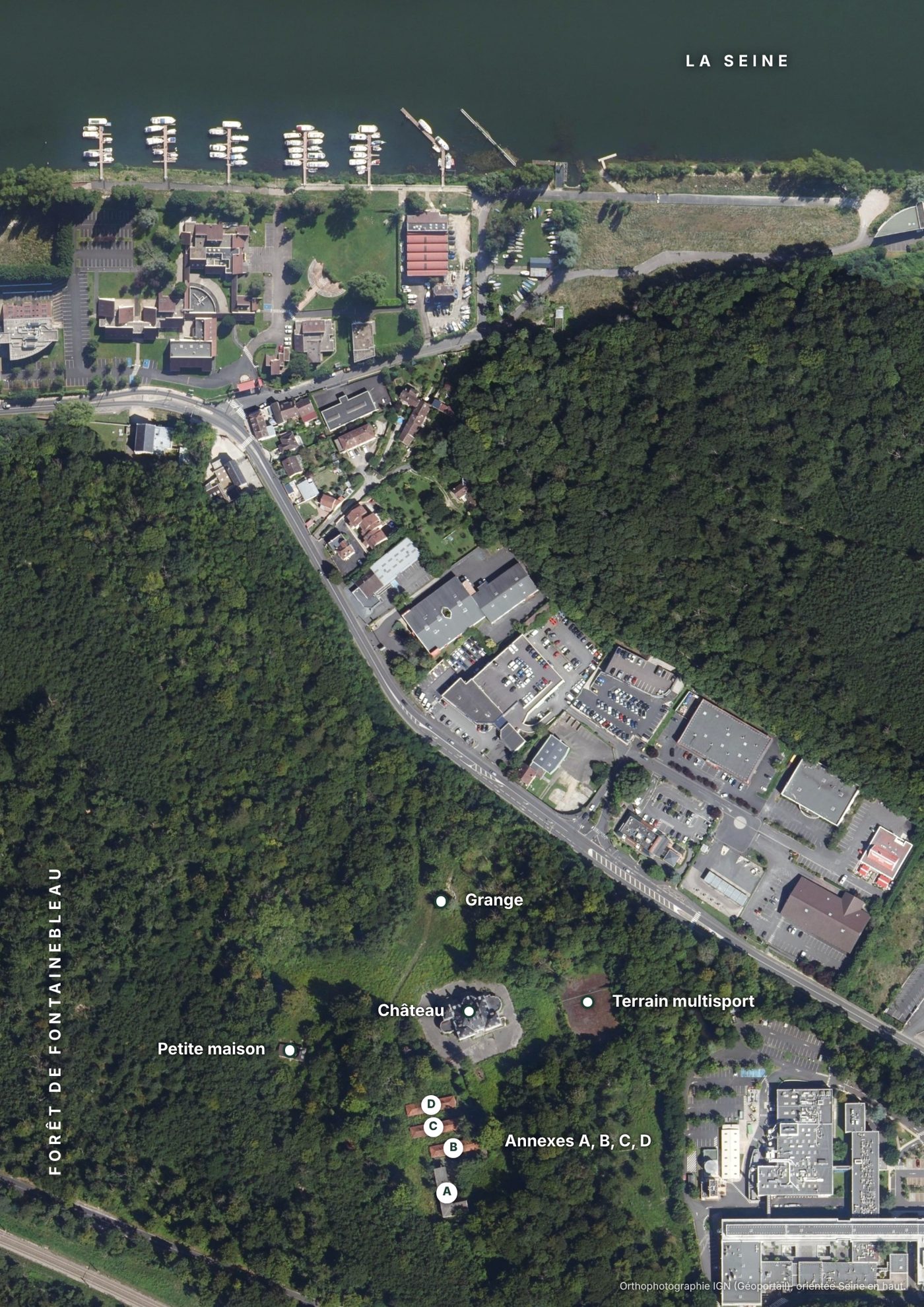 Vue aérienne du domaine entre la Seine et la forêt de Fontainebleau : château, grange, annexes, terrain multisport